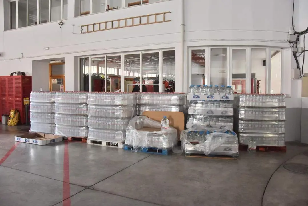 Baza dispone de agua embotellada para vecinos sin agua potable. - Ayuntamiento