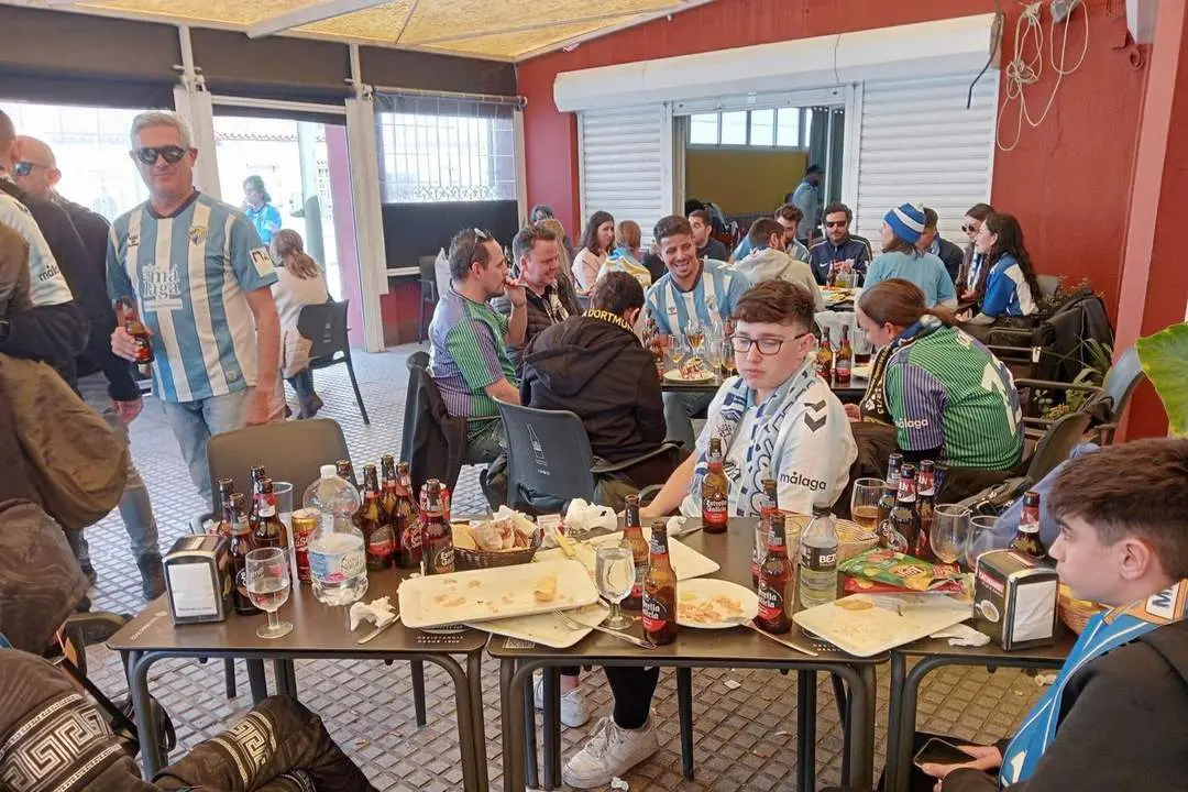 Los aficionados del M&aacute;laga en los aleda&ntilde;os del Estadio El Palmar - Ra&uacute;l J. Bustillos