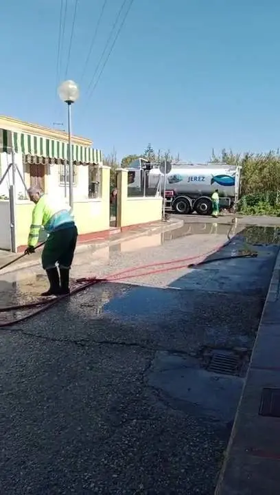 Limpian las calles embarradas de Las Flores en Jerez: las quejas vecinales surten efecto