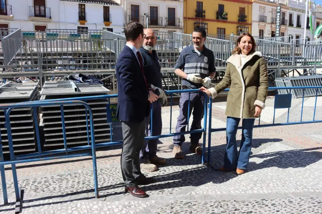 Supervisi&oacute;n de los trabajos de instalaci&oacute;n de la tribuna. - 