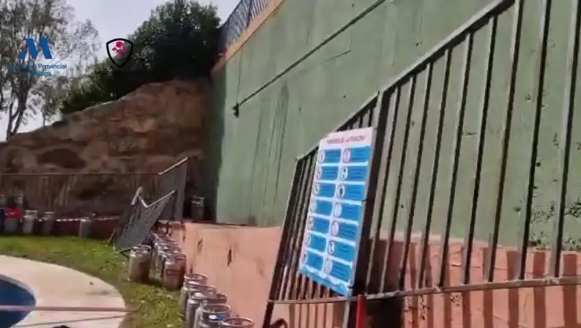 Cae un cami&oacute;n con bombonas de butano en una piscina del Rinc&oacute;n de la Victoria