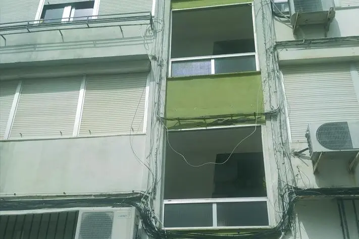 Imagen de uno de los bloques, con dos ventanas sustra&iacute;das.  - 