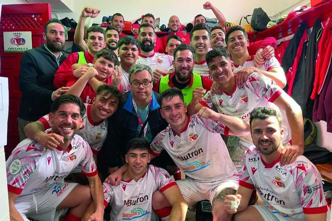 El Chiclana, celebrando en el vestuario del Municipal la victoria. - Chiclana CF