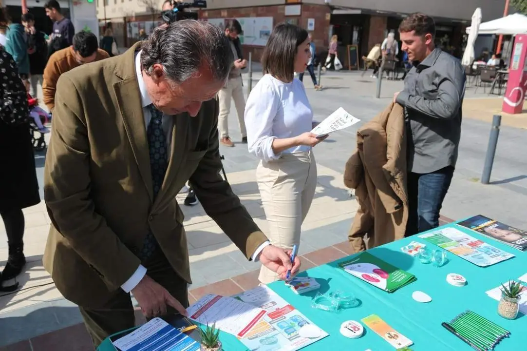 Jos&eacute; Mar&iacute;a Rom&aacute;n, en la mesa informativa - VIVA