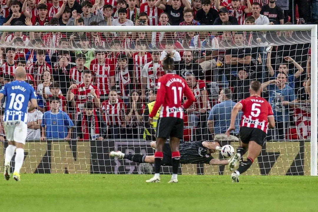 Unai Sim&oacute;n detiene un penalti ante el Alav&eacute;s. - EFE