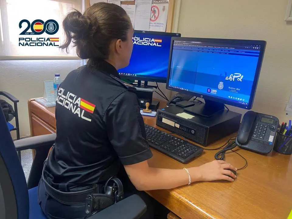 UNA AGENTE DE LA POLIC&Iacute;A NACIONAL. - DGP
