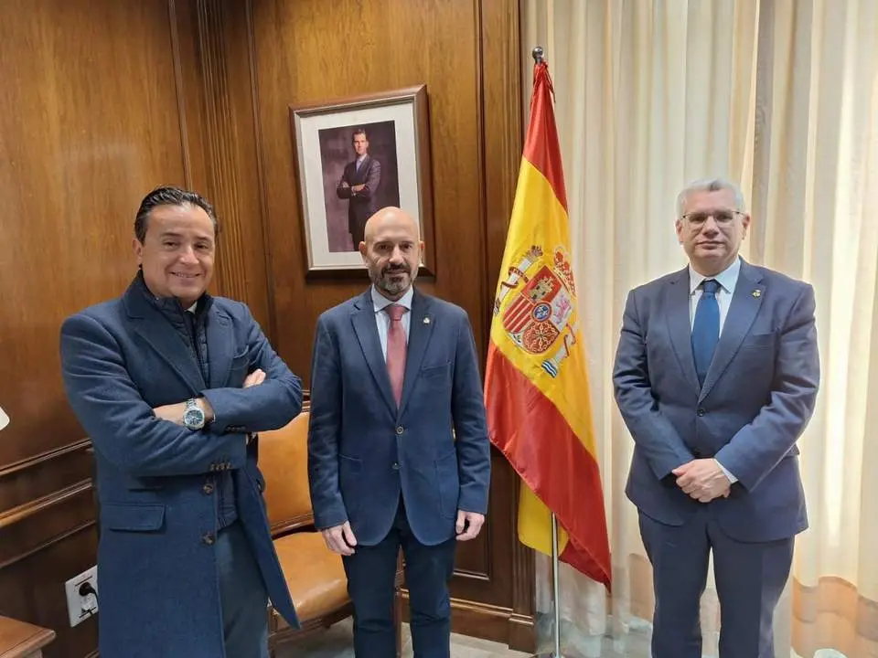 Reuni&oacute;n entre la cofrad&iacute;a y el subdelegado del Gobierno. - VM
