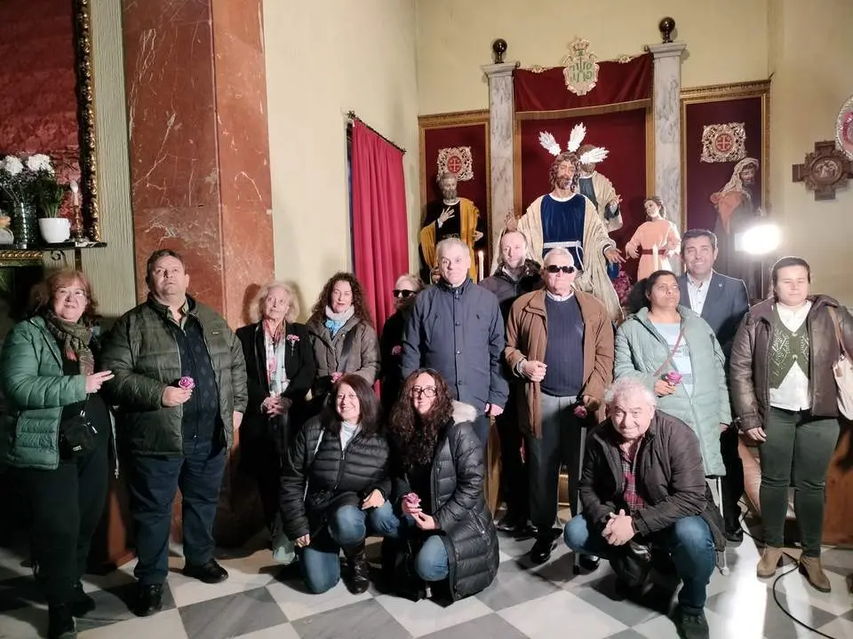 Afiliados de la ONCE de Ja&eacute;n ven con sus manos al Se&ntilde;or de la Salud