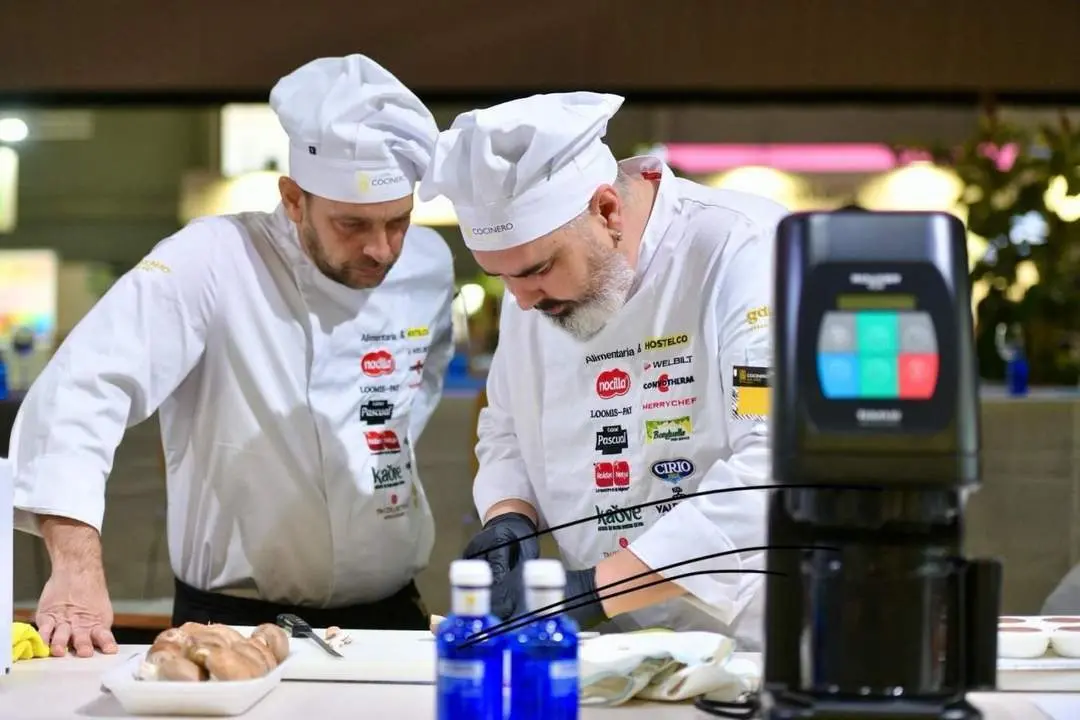 Rub&eacute;n y Mario durante el cocinado.  - Concurso Cocinero del A&ntilde;o