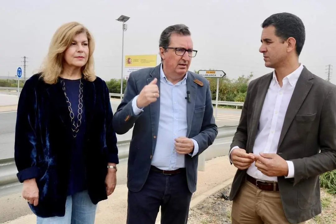 Manuel Andr&eacute;s Gonz&aacute;lez, Berta Centeno y Juan A. M&aacute;rquez en Lepe - PP Lepe