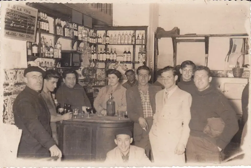 Bar La Vi&ntilde;a, esquina calle Tendaleras y calle Carmen, a&ntilde;os 50. - ANDI
