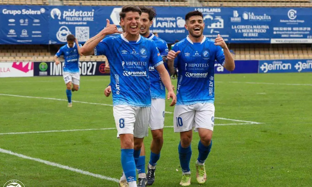 Tet&eacute; celebra uno de sus goles en Chap&iacute;n. - xerezdfc.com