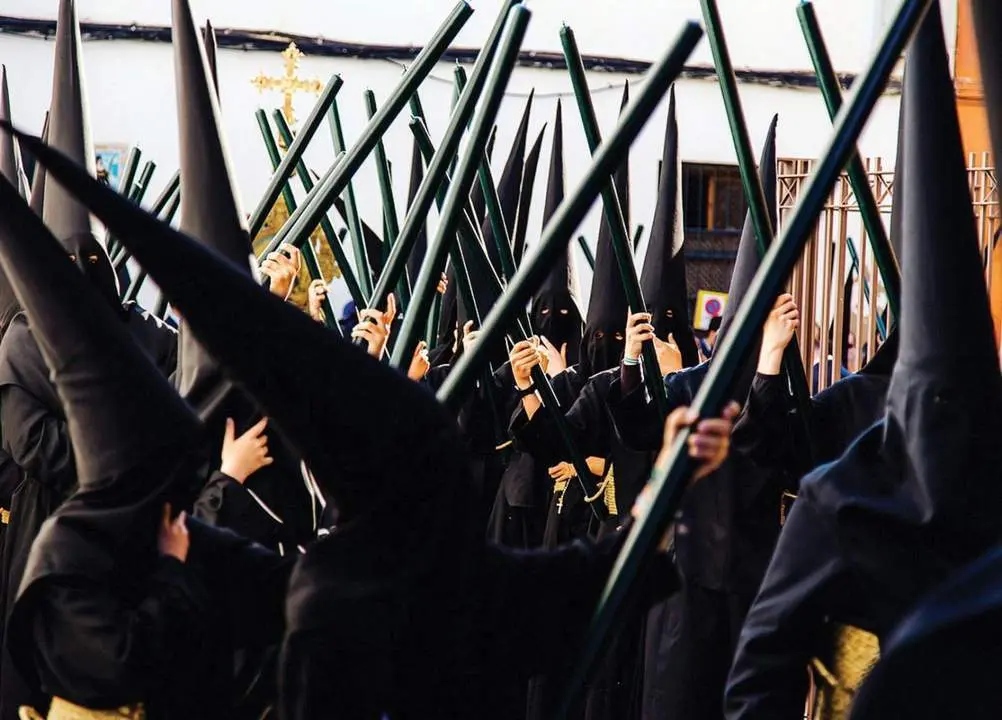 Nazarenos de la Hermandad de la Vera Cruz.  - Cristo Garc&iacute;a