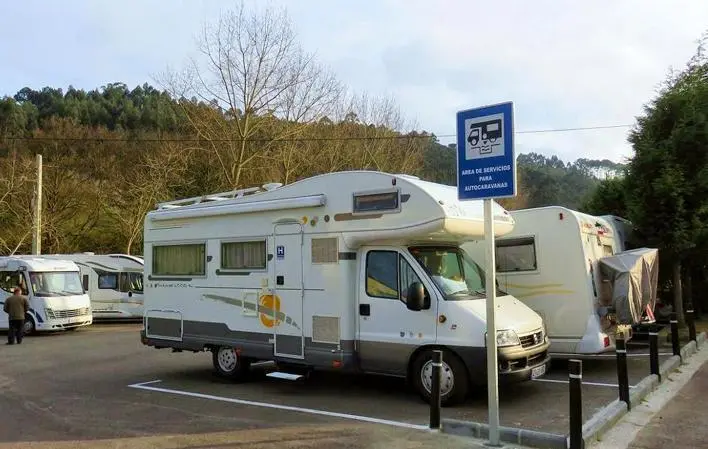 Un grupo de autocaravanas estacionadas en un &aacute;rea reservada - Archivo