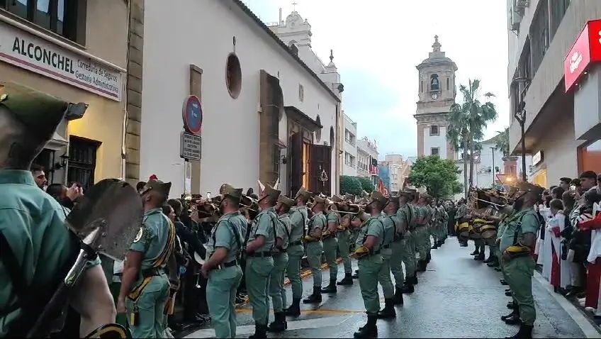 La Legi&oacute;n compensa en parte las l&aacute;grimas de los algecire&ntilde;os por no ver salir a la Columna