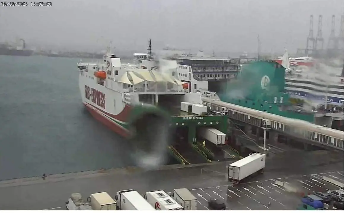 Ferry que realiza una de las rutas del Estrecho. - EP