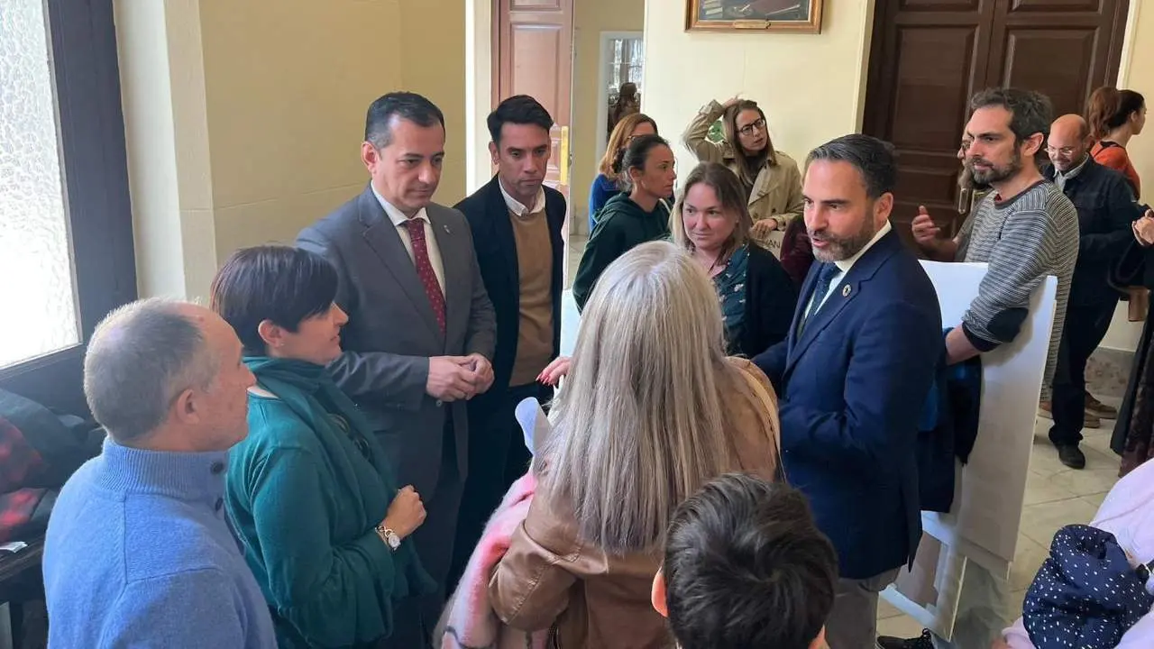 Representantes del PSOE  con el AMPA de la EEI Adelfa. - VM