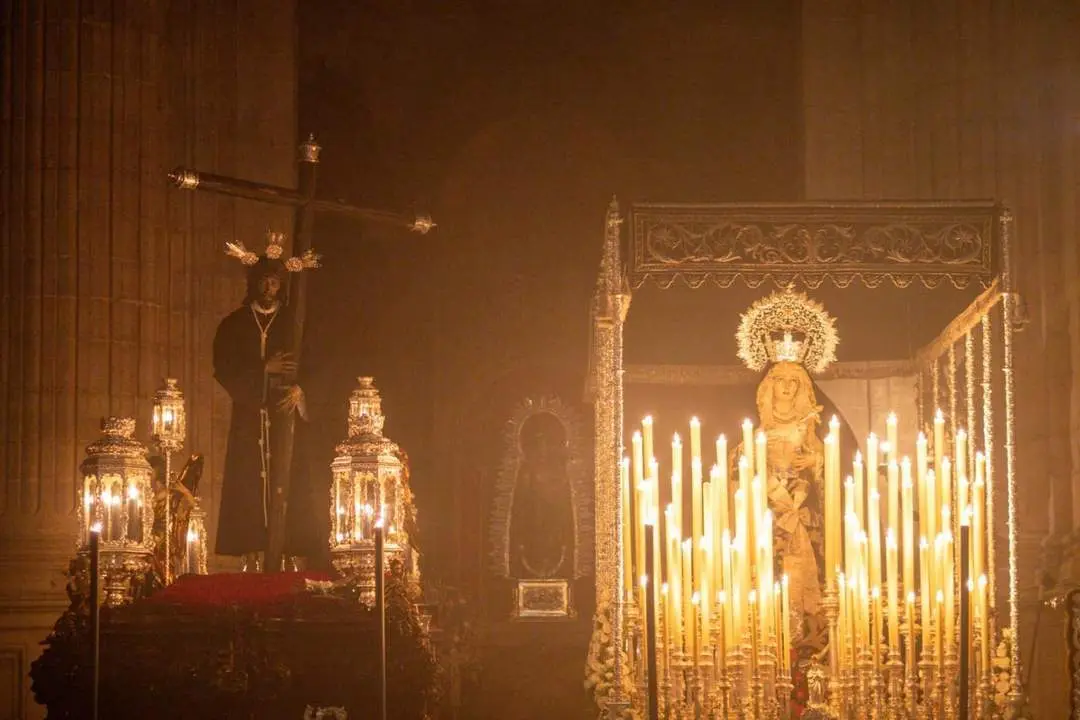 Los titulares de la Hermandad de la Vera Cruz en el templo.  - Silvina Servidio (Grupo Quedada AF)