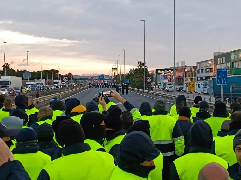 Corte de la A-7 por trabajadores de Acerinox y cargas policiales. - Trabajadores