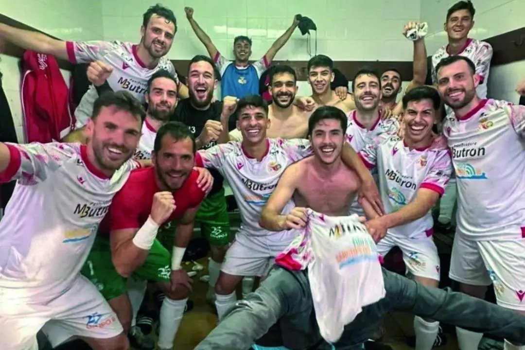 El Chiclana CF, celebrando en el vestuario la victoria ante el Viso. - Chiclana CF
