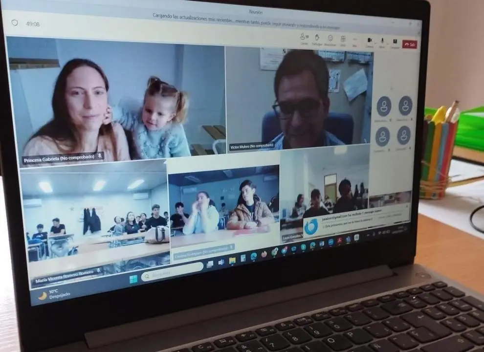 Conversaci&oacute;n por zoom de Gabriela y su familia con el IES. - Mar&iacute;a Mimosas / Facebook