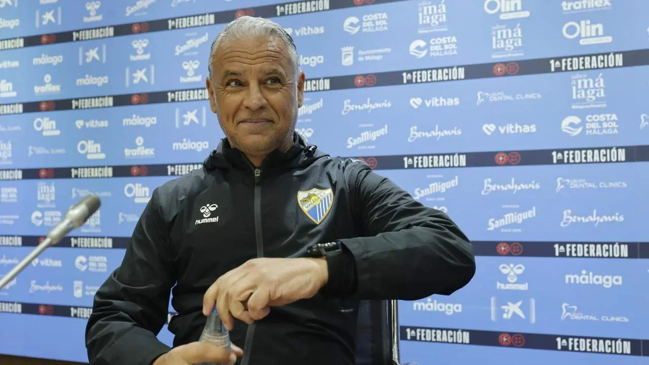 El 'mister' en rueda de prensa. - M&aacute;laga CF