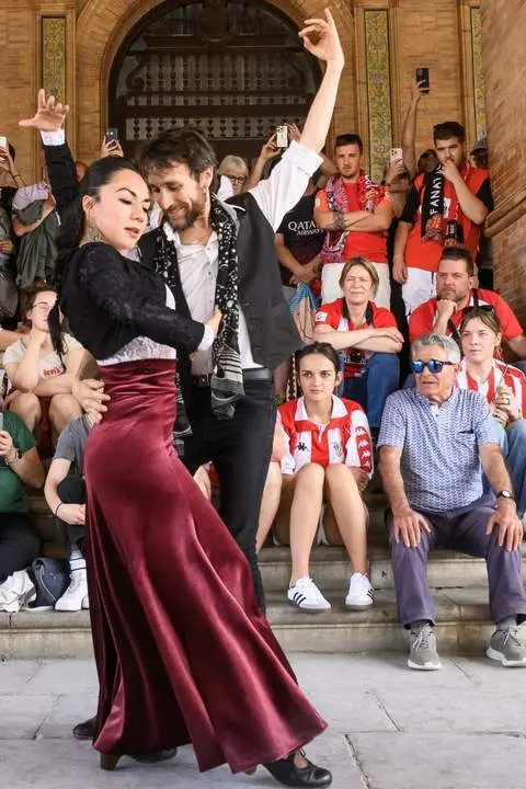 Sevillanas para aficionados de ambos equipos. - EFE