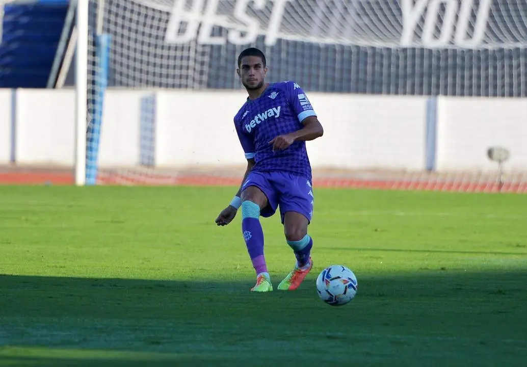 El defensa central del Real Betis, Marc Bartra, durante el amistoso contra el Almer&iacute;a disputado durante la pretemporada. - rbb