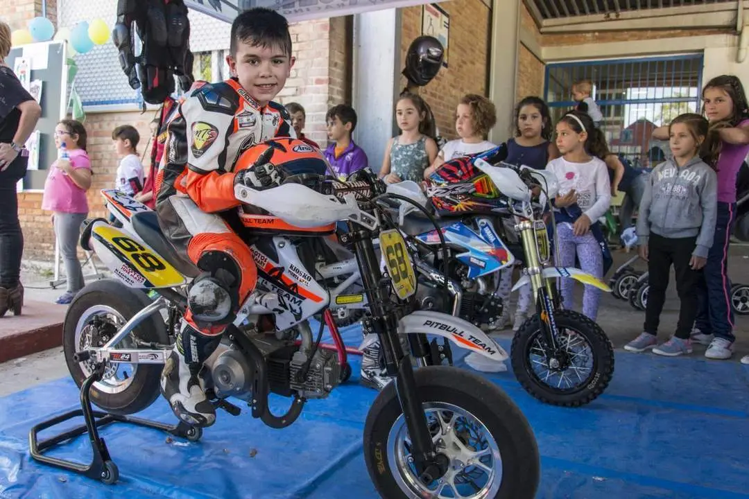Una motorada infantil en el CEIP Manuel de Falla. - Melody Guti&eacute;rrez