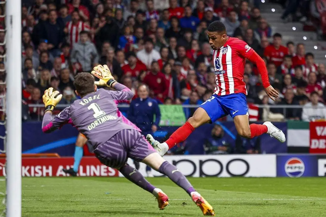 Lino remata durante el Atl&eacute;tico de Madrid-Borussia Dortmund. - EFE