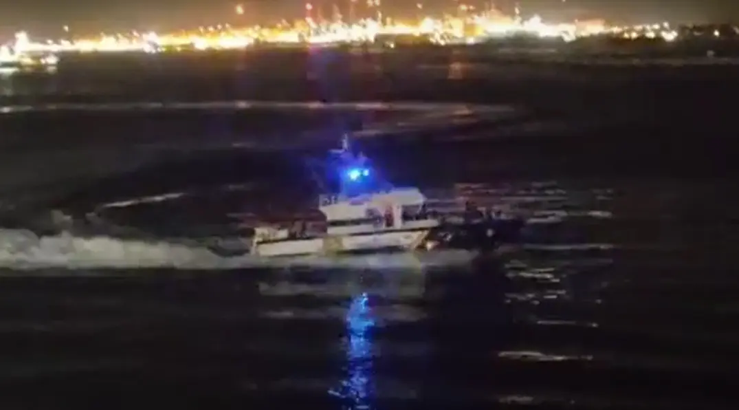 Patrullera de la Guardia Civil choca con luces de aproximaci&oacute;n del aeropuerto de Gibraltar