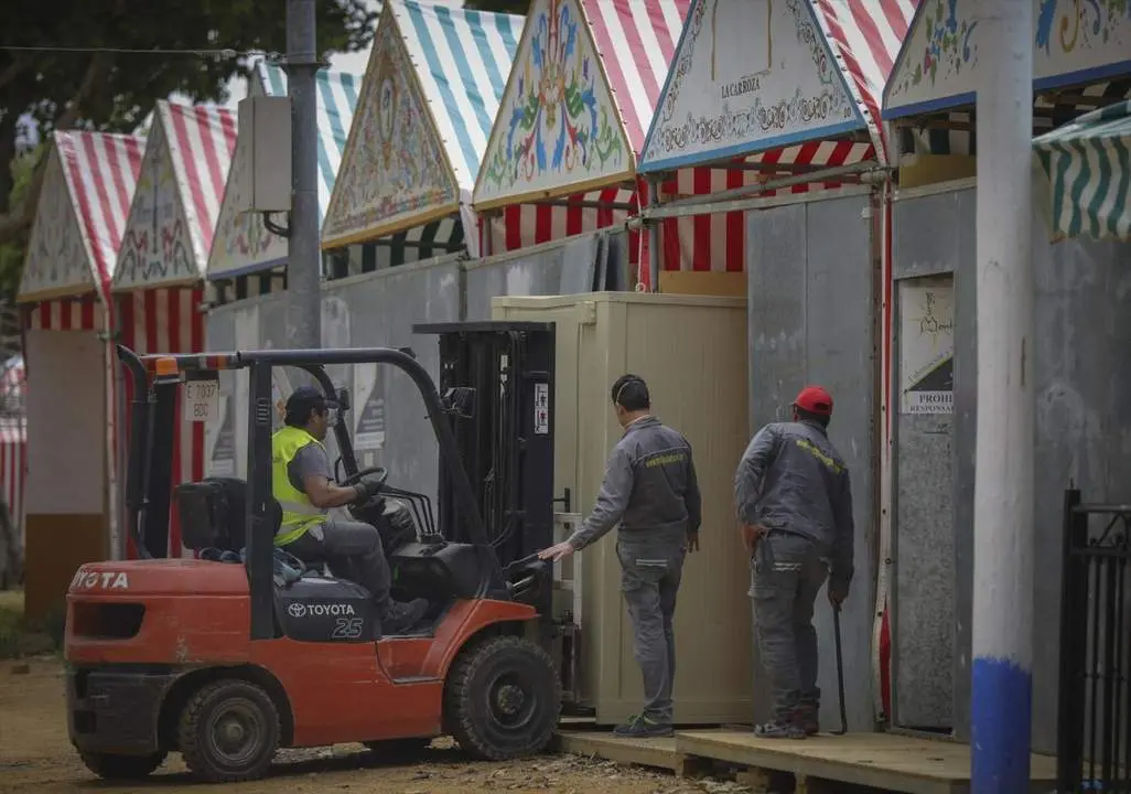 Operarios desmontan una caseta en las instalaciones de la Feria. - EP.