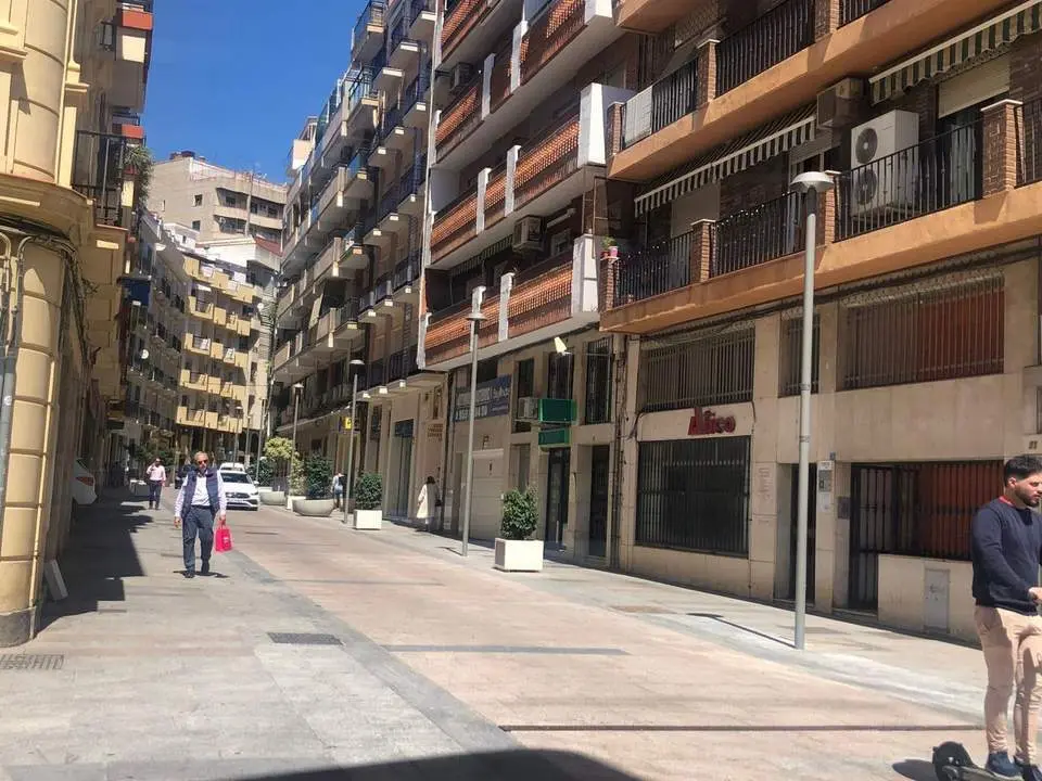Farolas actuales en la calle Palos. - VGPALACIOS