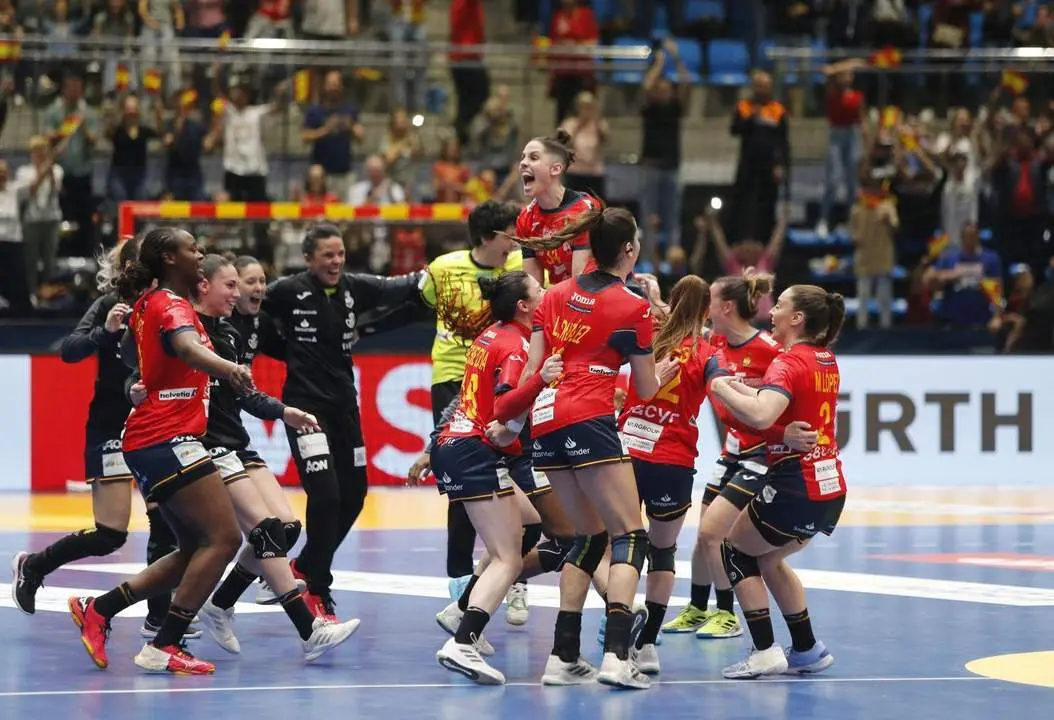 Las Guerreras celebran su victoria. - EFE