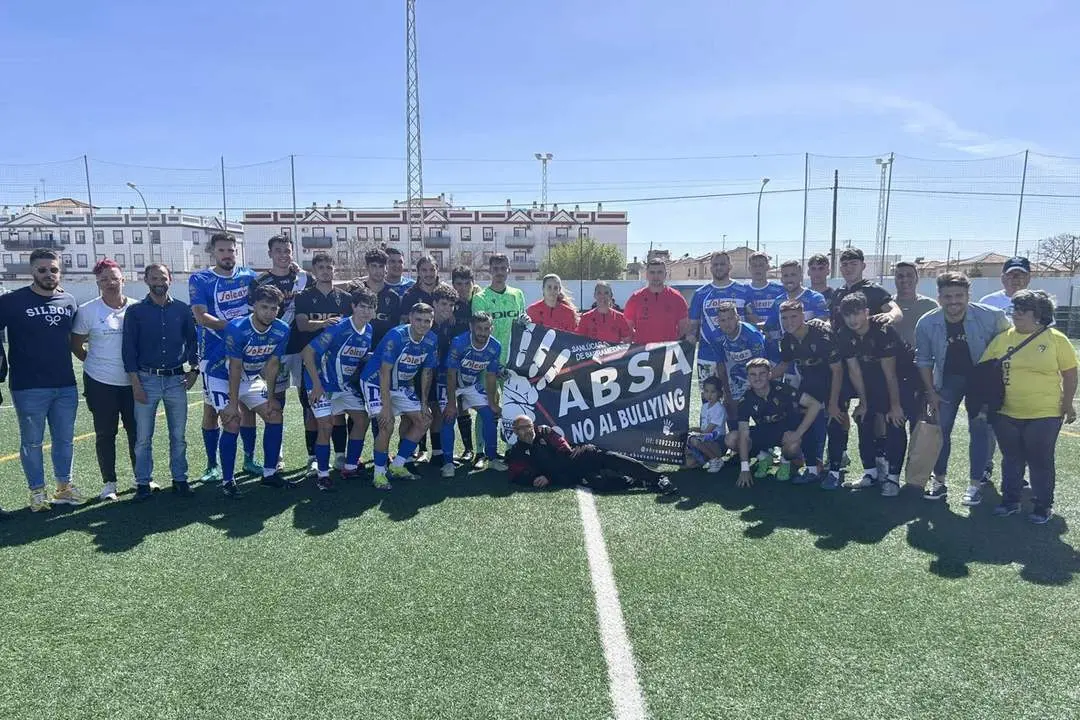 Los dos equipos y el tr&iacute;o arbitral mostraron su apoyo a ABSA - Jes&uacute;s L&oacute;pez