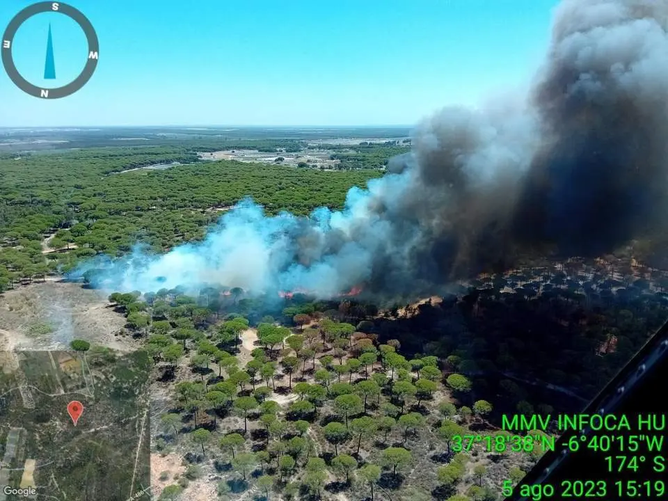 Imagen a&eacute;rea del incendio de Bonares. - INFOCA