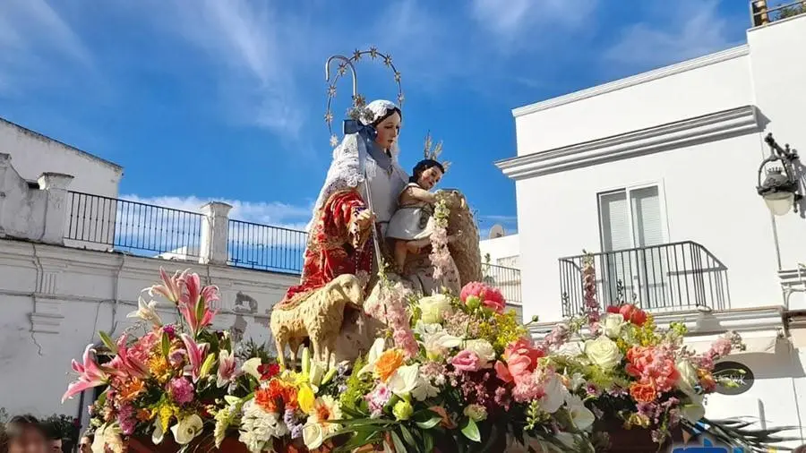 Salida en parihuela de la Divina Pastora por las calles de Chipiona - RTV Municipal de Chipiona