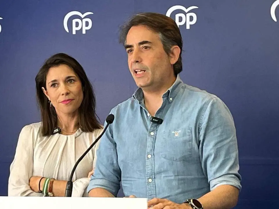 Los parlamentarios del PP Antonio Salda&ntilde;a y Auxiliadora Izquierdo. - VIVA