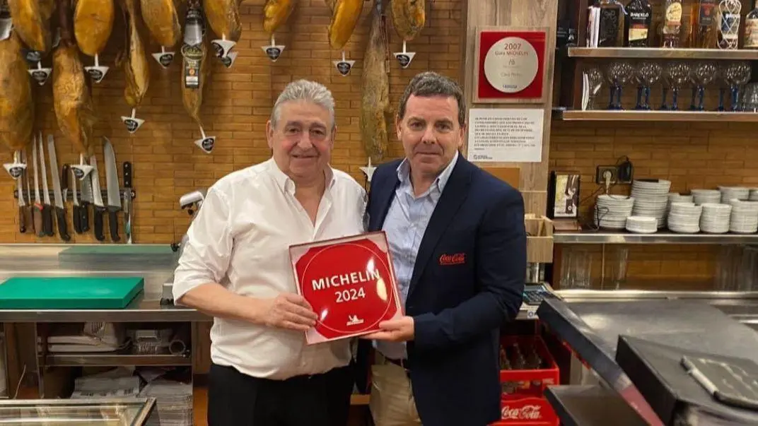 Pedro Lucena recibe la placa de la Gu&iacute;a Michel&iacute;n. - 