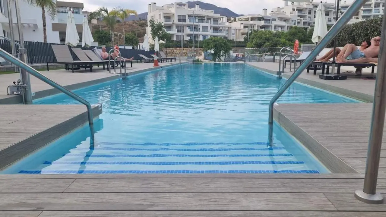 Piscina en una urbanizaci&oacute;n de Estepona.  - AI