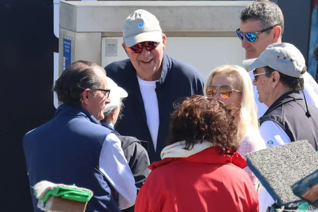 Juan Carlos I no participa en la regata pero visita a la tripulaci&oacute;n del 'Brib&oacute;n'