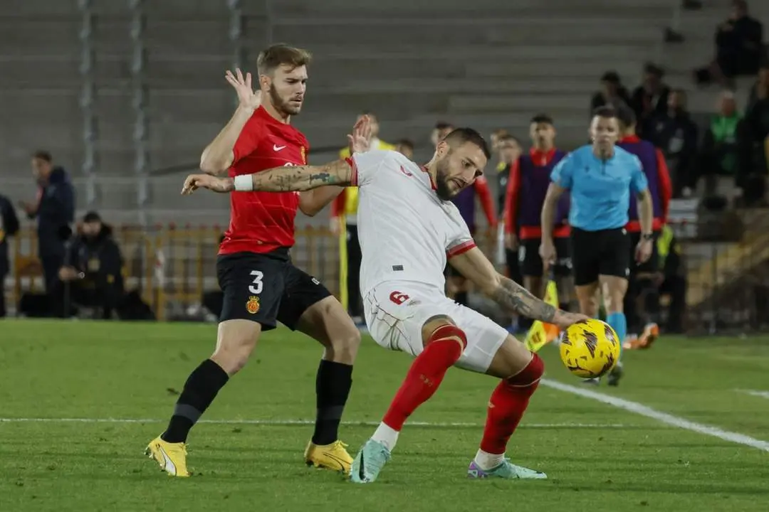 Nemanja Gudelj en el Mallorca-Sevilla. - EFE/CATI CLADERA.