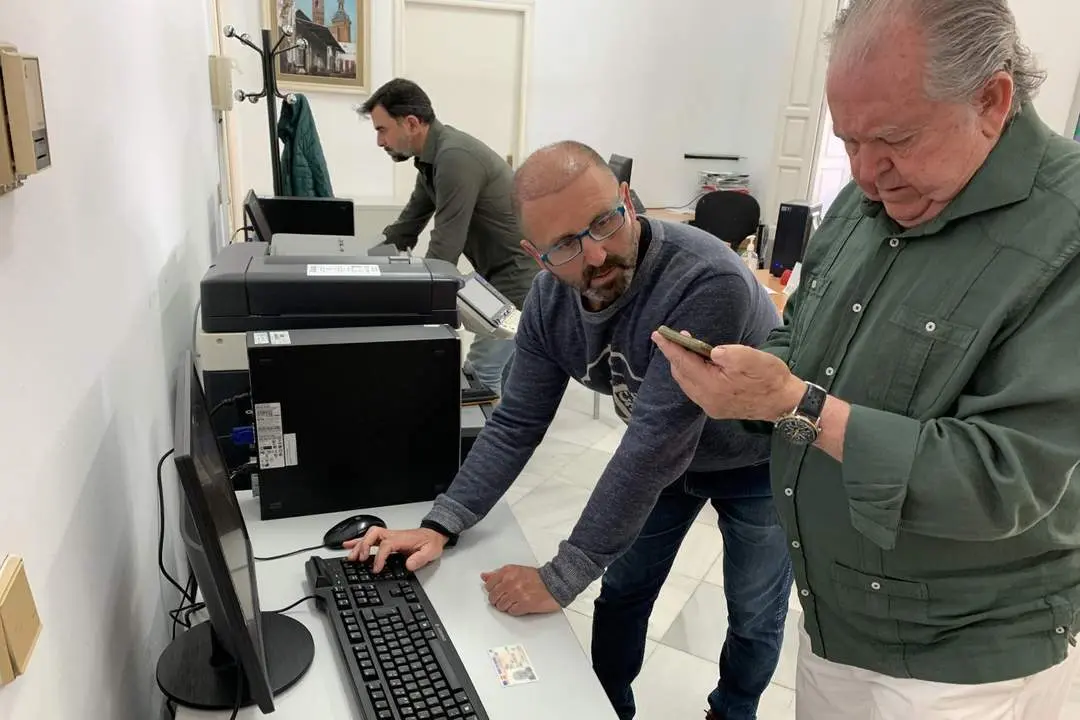 Votaci&oacute;n en la sede del distrito Triana. - EFe