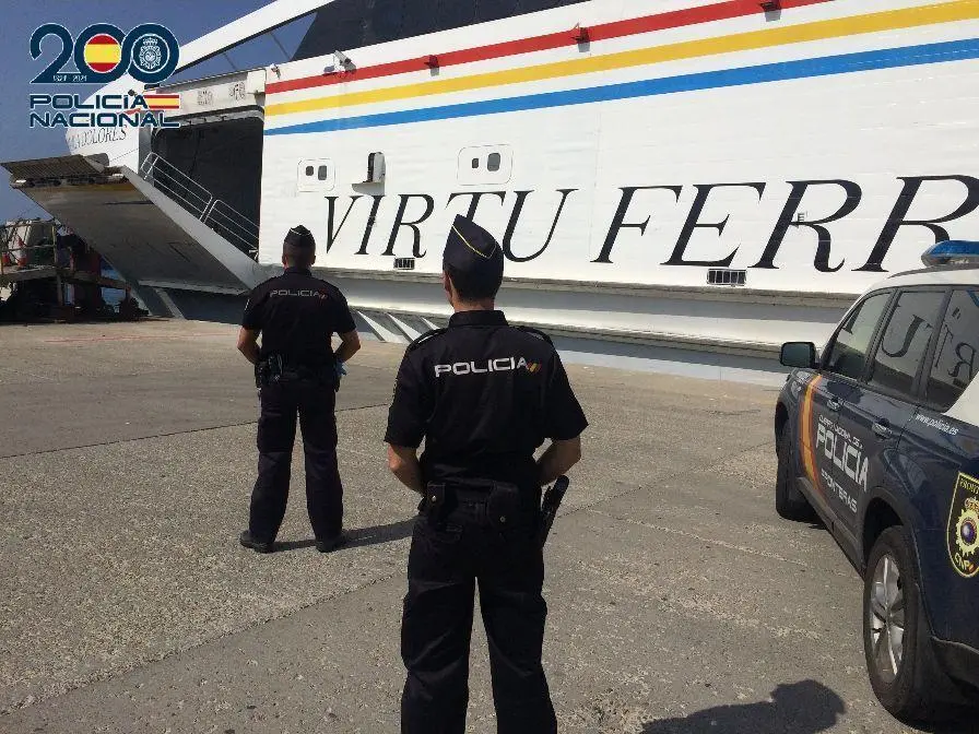 Polic&iacute;a Nacional en el puerto de Tarifa. - AI