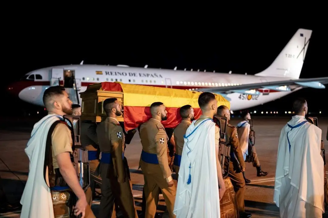 Varios militares portan los restos del cabo fallecido. - EP
