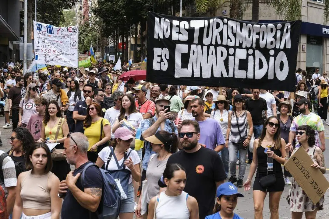 La manifestaci&oacute;n de Canarias. - EFE/Alberto Vald&eacute;s