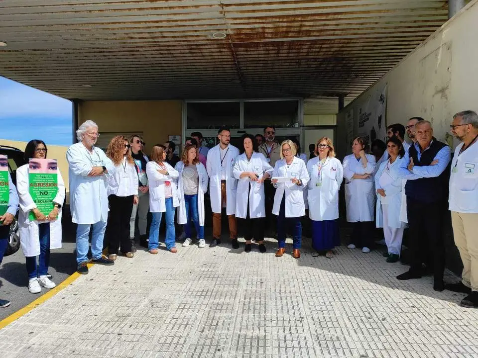 Protesta en Algeciras por las &uacute;ltimas agresiones a sanitarios, que aumentan