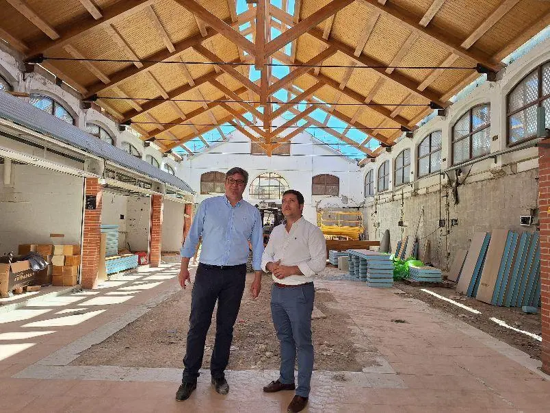El alcalde, Sergio Velasco, junto al concejal de Festejos y Mercados. - 