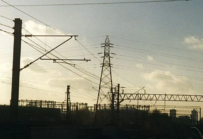 Las altas temperaturas provocan un consumo masivo de electricidad.  - efe