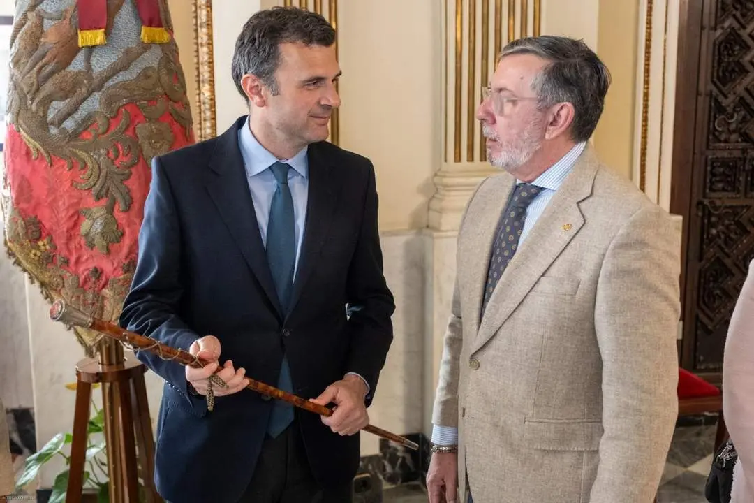 Bruno Garc&iacute;a, con Jacinto Plazo, y el bast&oacute;n de mando. - VIVA